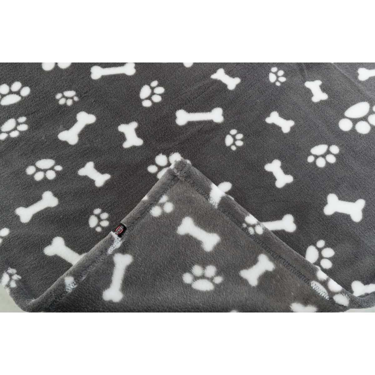 Plyšová deka s kostičkami a labkami 75 x 50 cm – Obrázok 3