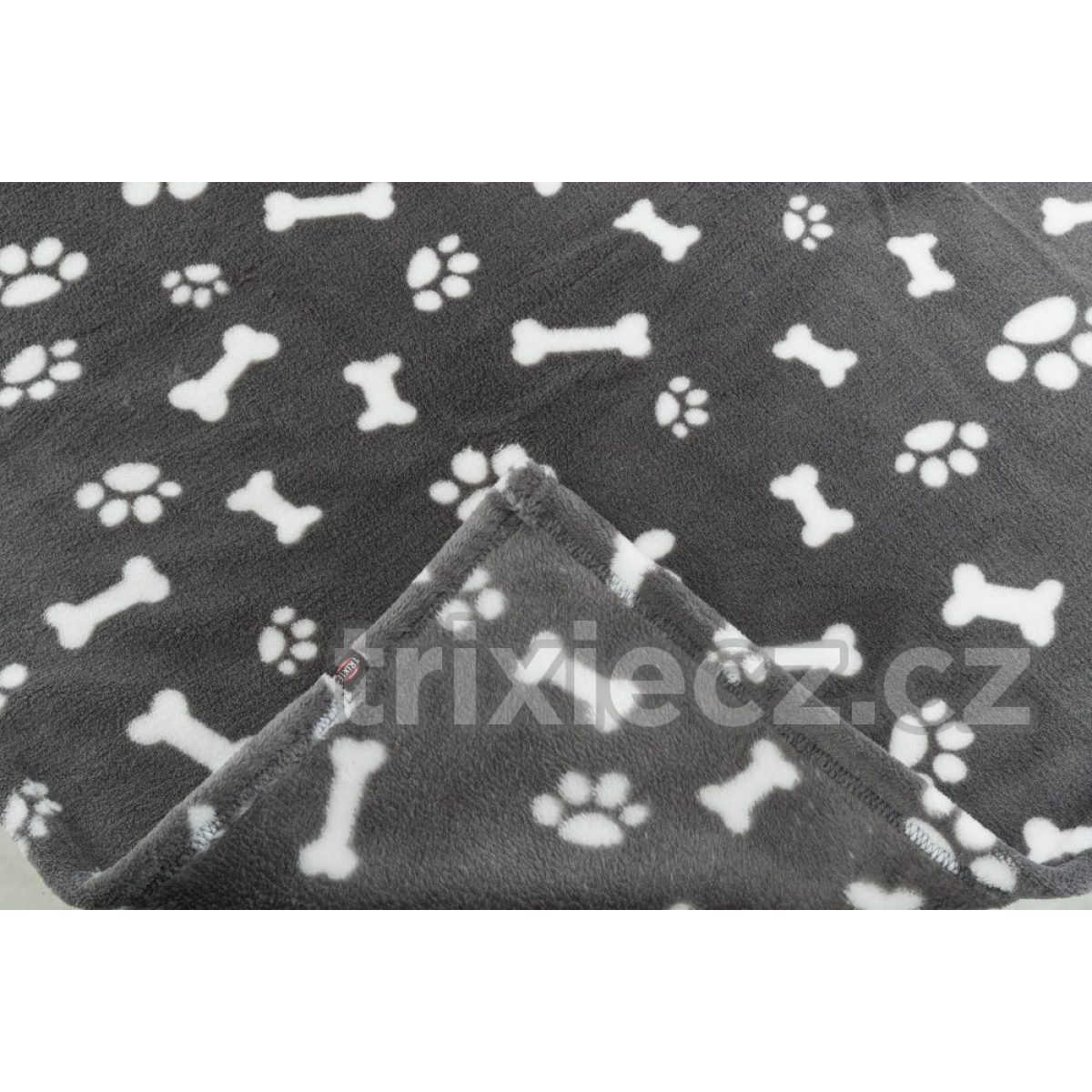 Plyšová deka KENNY 150 x 100 cm sivá s kostičkami a labkami – Obrázok 3