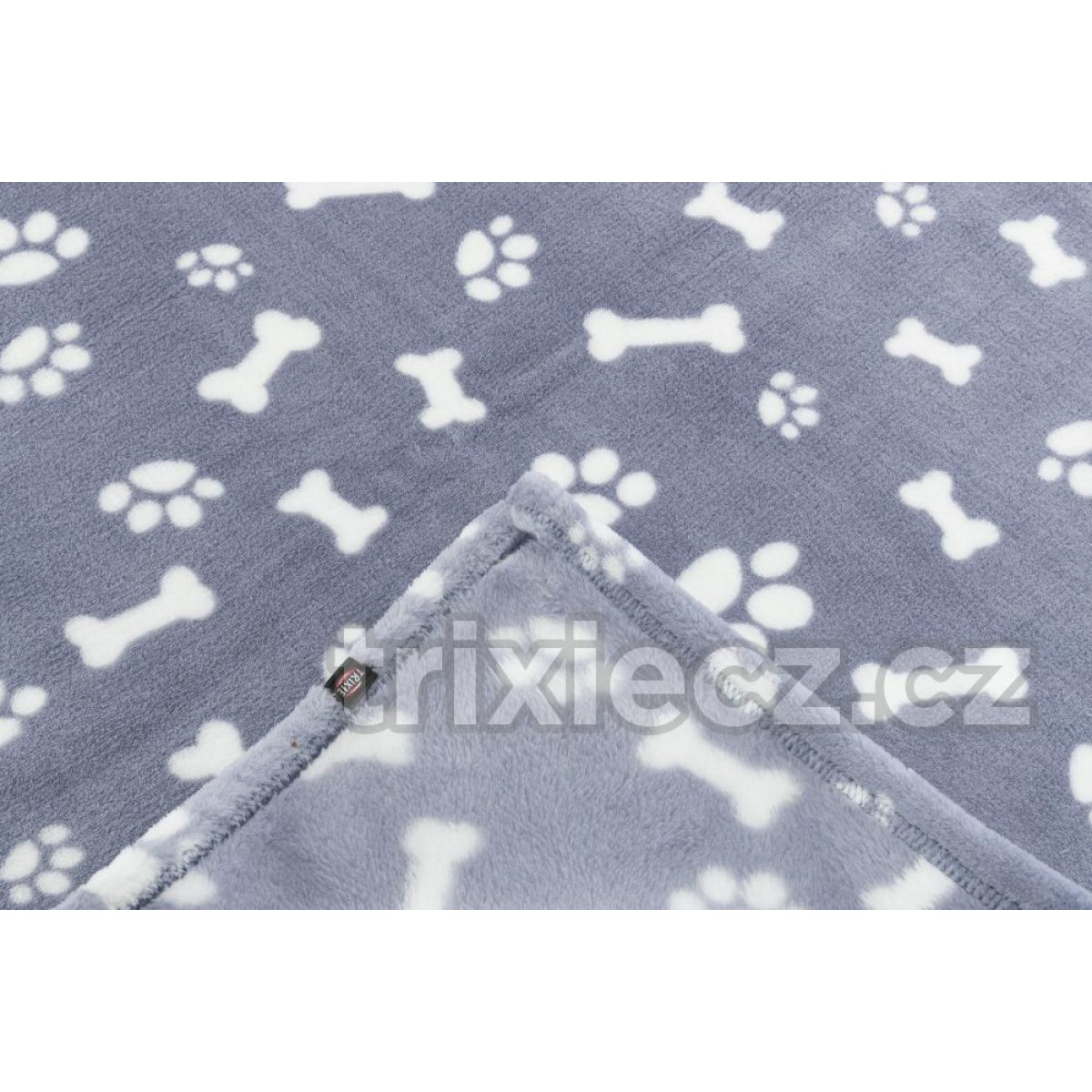 Plyšová deka KENNY 75 x 50 cm modrá s kostičkami a packami – Obrázok 3