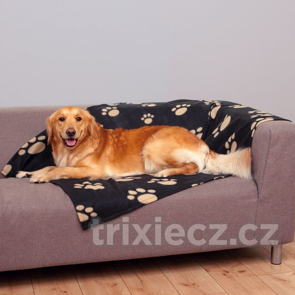 Flaušová deka 150x100 cm - čierna s béžovými labkami – Obrázok 2